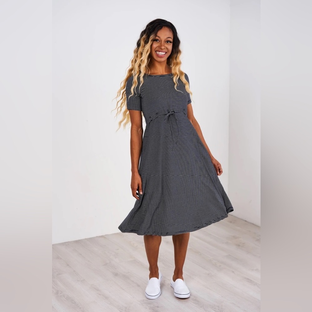 🍷Latched Mama🍷 Drawstring Nursing Dress in Merlot Motif - Picture 7 of 7